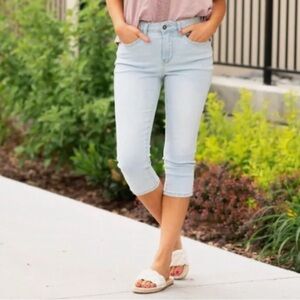 Judy Blue Mid Rise Capri Ultra Light Blue